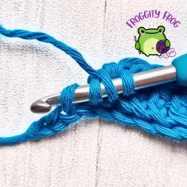 Making a bottom linked double crochet stitch